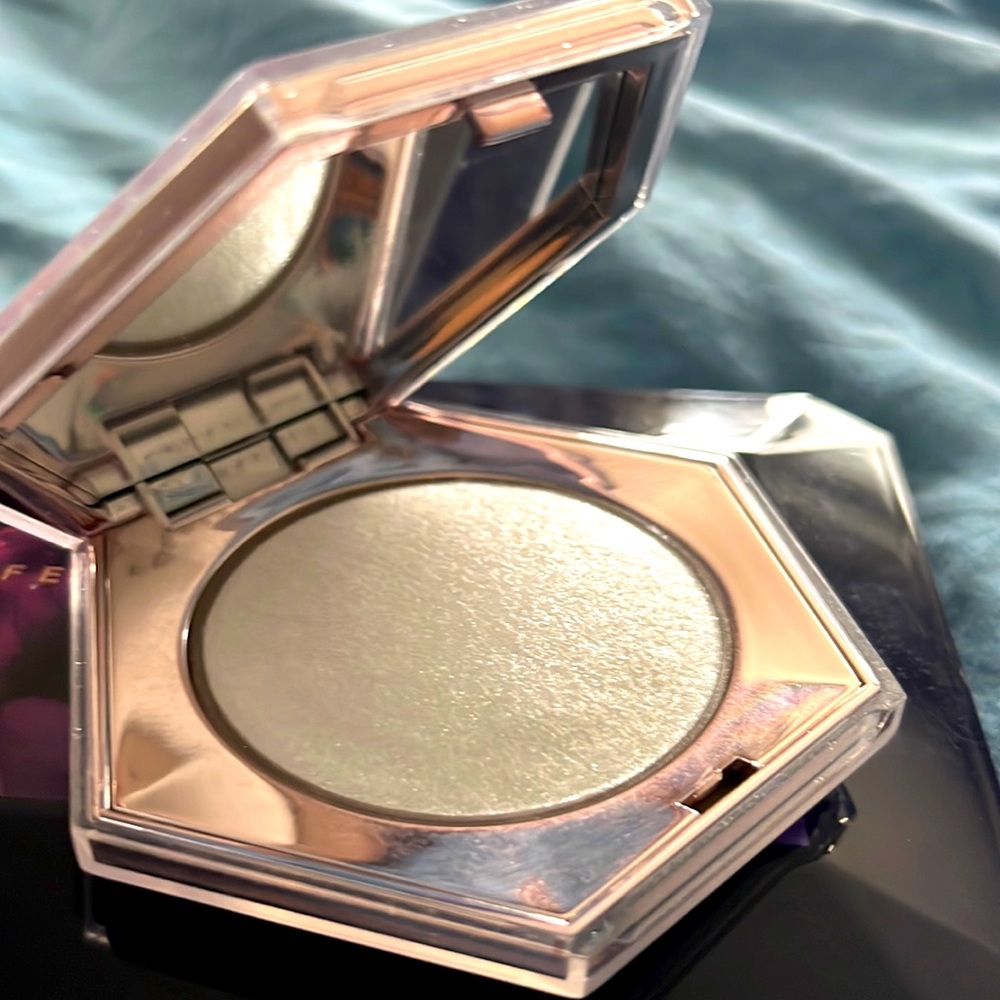 FENTY BEAUTY By Rihanna Diamond Bomb All-Over Diamond Veil